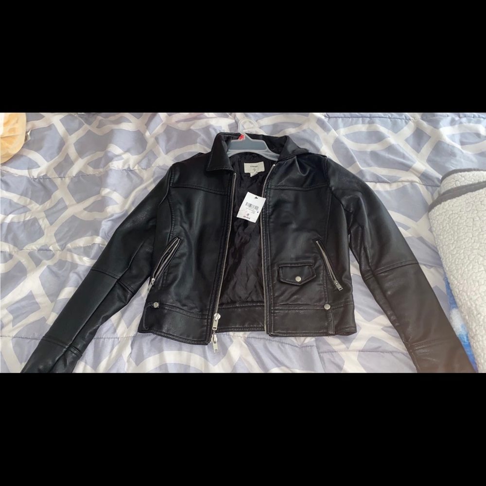 Selling this black leather jacket